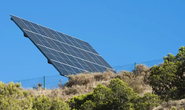 山の上の太陽電池パネル — ストック写真
