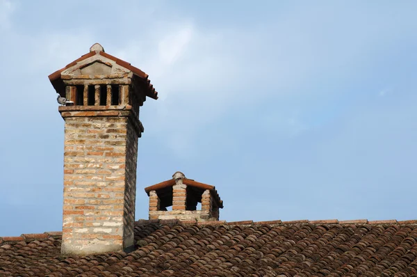 Труба на крыше старой церкви — стоковое фото