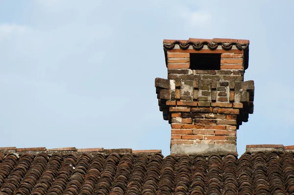Camino sul tetto della vecchia chiesa — Foto Stock