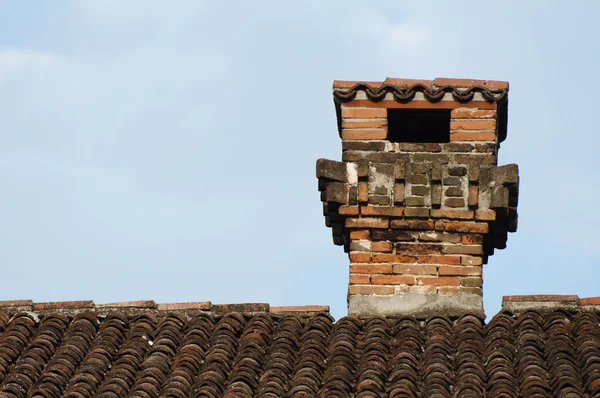 Cheminée sur le toit de la vieille église — Photo