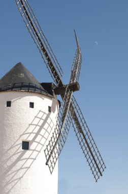 Beyaz eski yeldeğirmeni