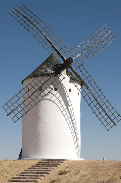 Bianco antico mulino a vento — Foto Stock