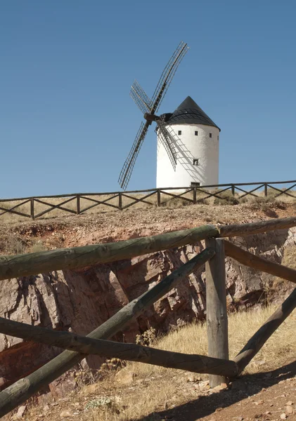 Moinho de vento antigo branco — Fotografia de Stock
