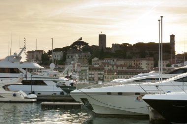 Cannes içinde demirleyen yatlar