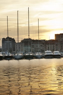 Cannes içinde demirleyen yatlar