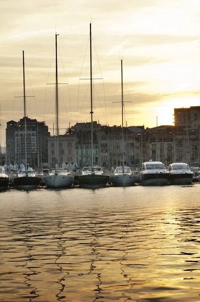 Båtar förtöjda i cannes — Stockfoto