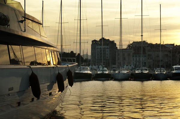 Jachten aangemeerd in cannes — Stockfoto