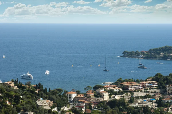 Näkymä Monaco ja monet jahdit lahdella — kuvapankkivalokuva