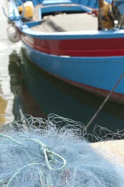 Barco de pesca y redes — Foto de Stock