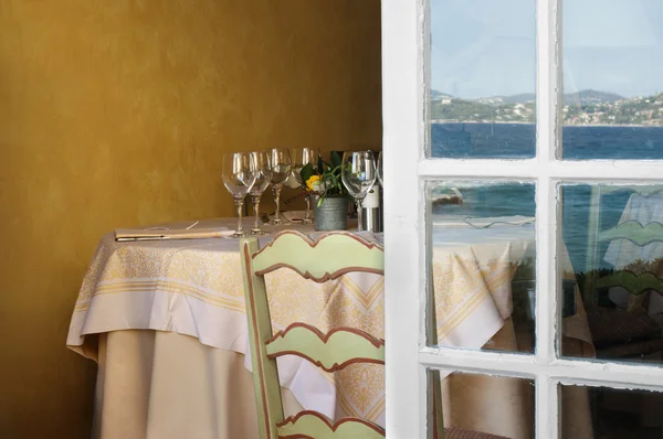 Přehledné tabulky v restauraci a v otevřeném okně — Stock fotografie