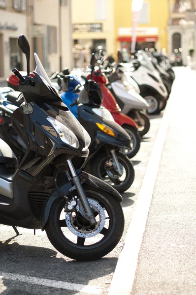 A line of mopeds scooters — Stock Photo, Image