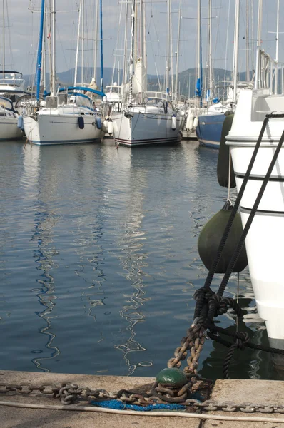 Verankerd jachten in St.Tropez — Stockfoto