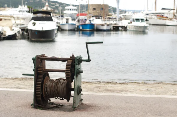 Platform om boten in de zee — Stockfoto