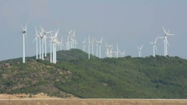 Rüzgar jeneratörleri dağın tepesinde