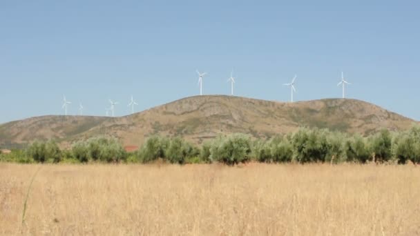 Generadores de viento en la cima de la montaña — Vídeos de Stock