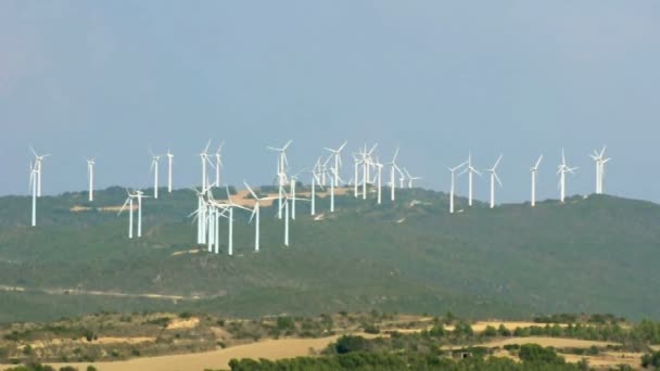 Generatorów wiatrowych na górze — Wideo stockowe