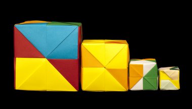 origami stil katlanmış kağıt küpleri.