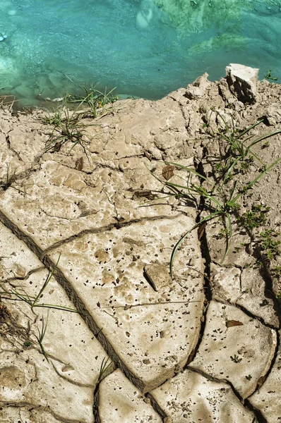 Tierra y agua agrietadas — Foto de Stock