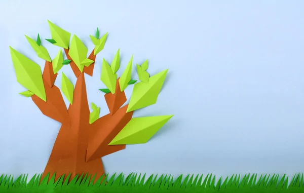 Летний вид зеленого дерева из бумаги — стоковое фото