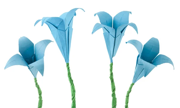 Kwiaty origami niebieski biały na białym tle. — Zdjęcie stockowe