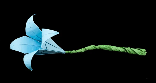 Blauwe bloem origami zwarte geïsoleerd. — Stockfoto