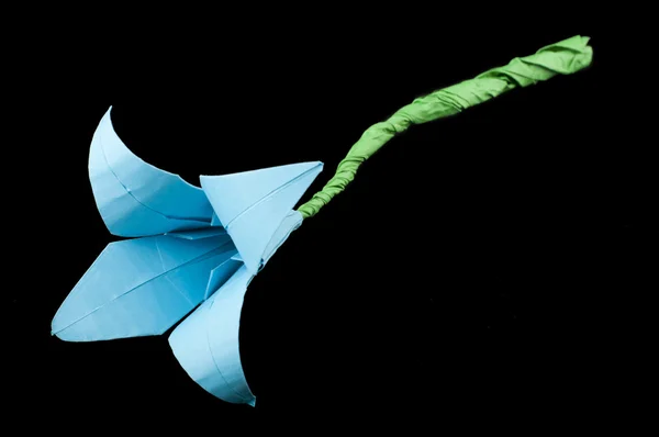 Flor azul origami negro aislado . — Foto de Stock