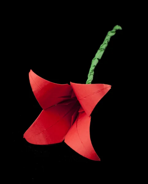 Czerwony kwiat origami czarny na białym tle. — Zdjęcie stockowe