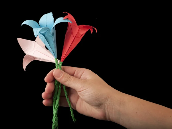 Ręka z bukiet różowy, czerwony i niebieski kwiaty — Zdjęcie stockowe