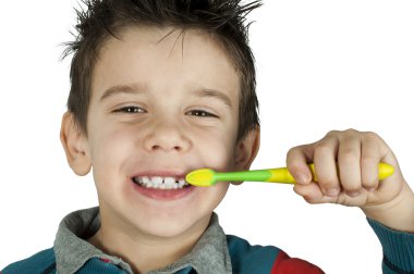 Çocuk dişlerini fırçalıyor.