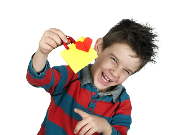 Jongen die lacht en houdt de tas met hart. — Stockfoto