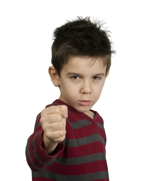 Маленький мальчик угрожает кулаком драться — стоковое фото