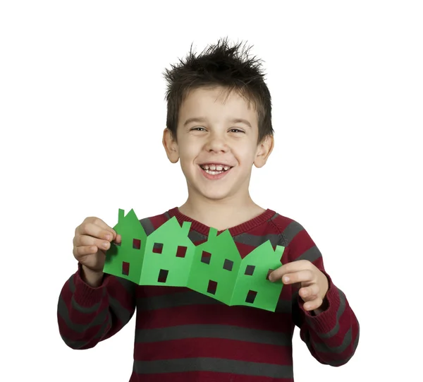 Kleiner Junge hält Häuser aus Papier — Stockfoto