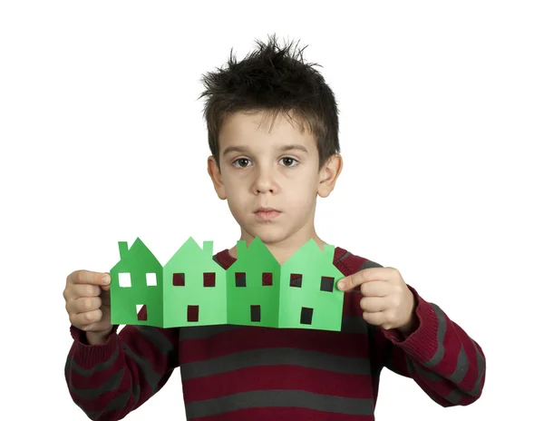 Kleine jongen houden huizen gemaakt van papier — Stockfoto
