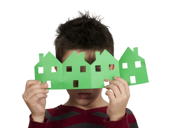 Menino segurando casas feitas de papel — Fotografia de Stock