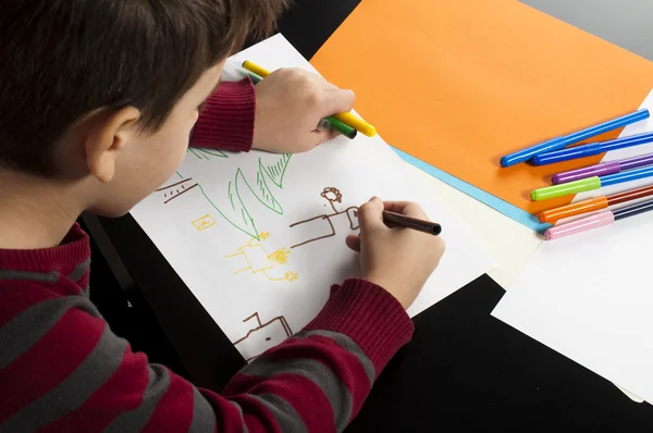 Junge zeichnet mit Filzstiften — Stockfoto