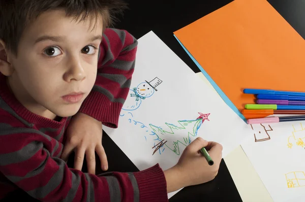 Desenho de menino com marcadores — Fotografia de Stock