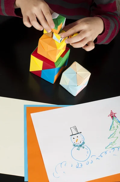 Menino brincando com cubos multicoloridos — Fotografia de Stock