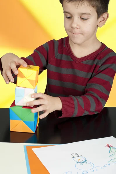 Ragazzo che gioca con cubi multicolori — Foto Stock