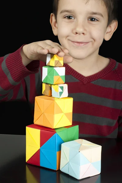 Junge spielt mit bunten Würfeln — Stockfoto