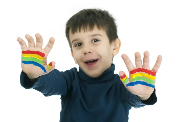 Мальчик руки окрашены красочной краской — стоковое фото