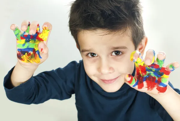 Jongen handen beschilderd met kleurrijke verf — Stockfoto