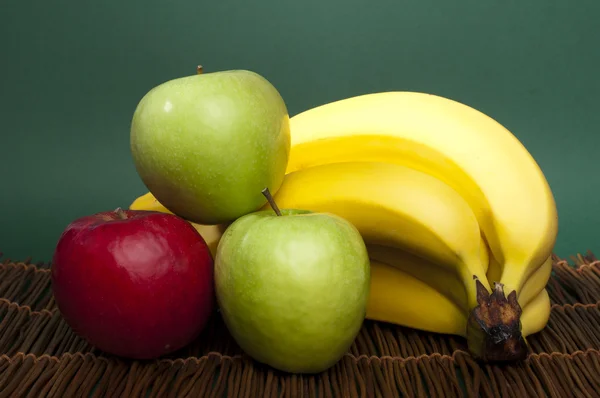 Manzanas y plátanos rojos y verdes —  Fotos de Stock