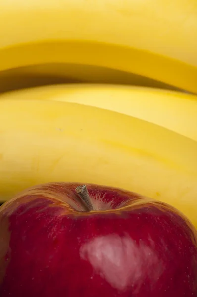 Manzana roja y plátanos —  Fotos de Stock