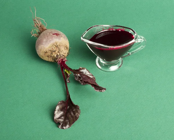 红甜菜和叶和带汁水罐 — 图库照片