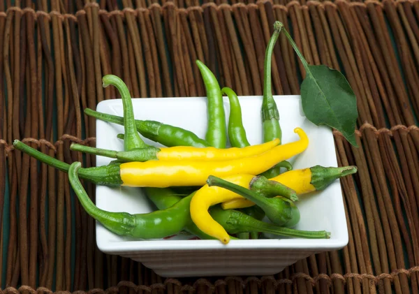 Pequenas pimentas verdes finas — Fotografia de Stock