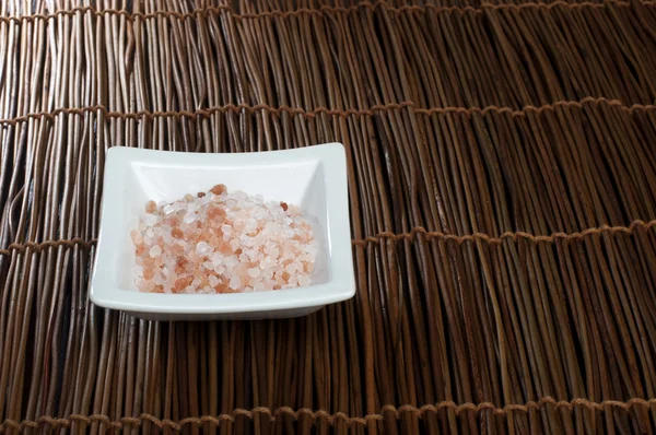 Гималайская натуральная розовая и белая соль в миске — стоковое фото