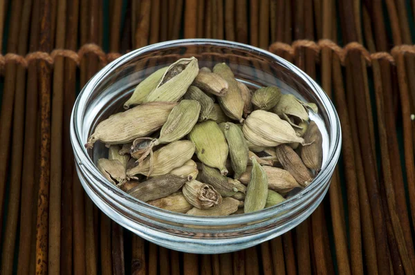 Gedroogde cardamon in een kom — Stockfoto