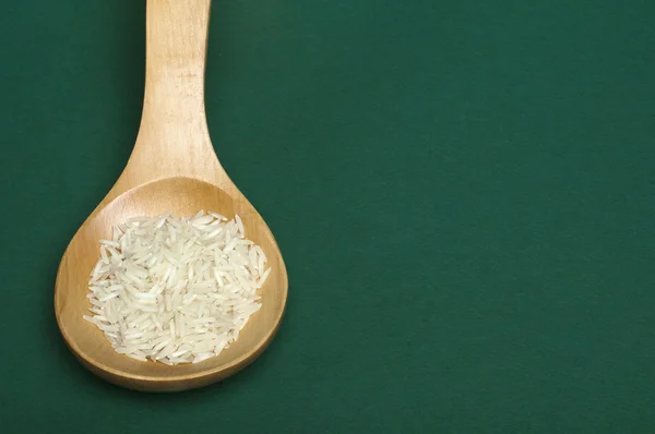 Riz basmati dans une cuillère en bois — Photo