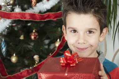 mutlu çocuk Noel hediye almak
