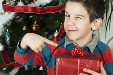 Çocuk Noel hediyesini işaret